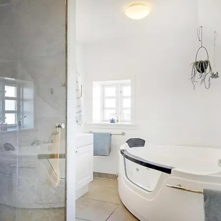 Fantastisk Renoveret Kvalitetshus Med Stråtag Sj214 Semesterbostad *